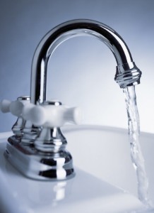 Low flow water faucet
